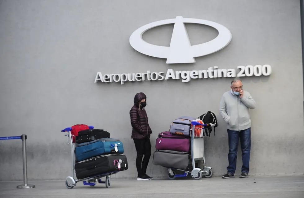 Mientras los vuelos desde Ezeiza se cancelan, los argentinos buscan otras salidas. (Clarín)