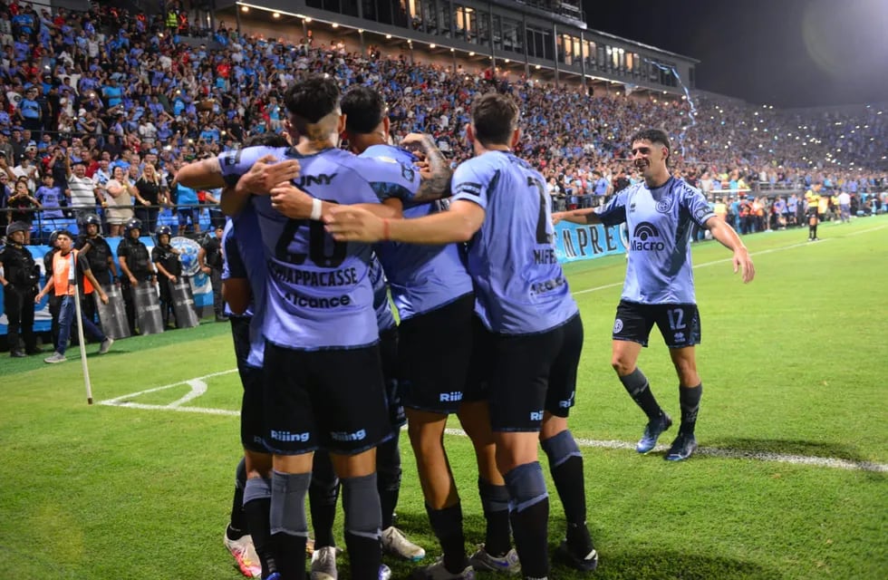 Ulises Sánchez, con un gol y dos asistencias, se asocia al festejo por la goleada de Belgrano (Javier Ferreyra / La Voz)