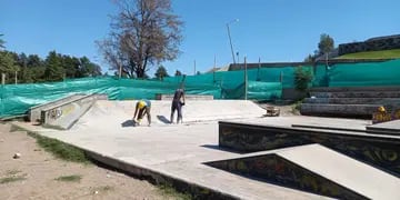Obras en la pista de skatepark en el parque de los Jóvenes