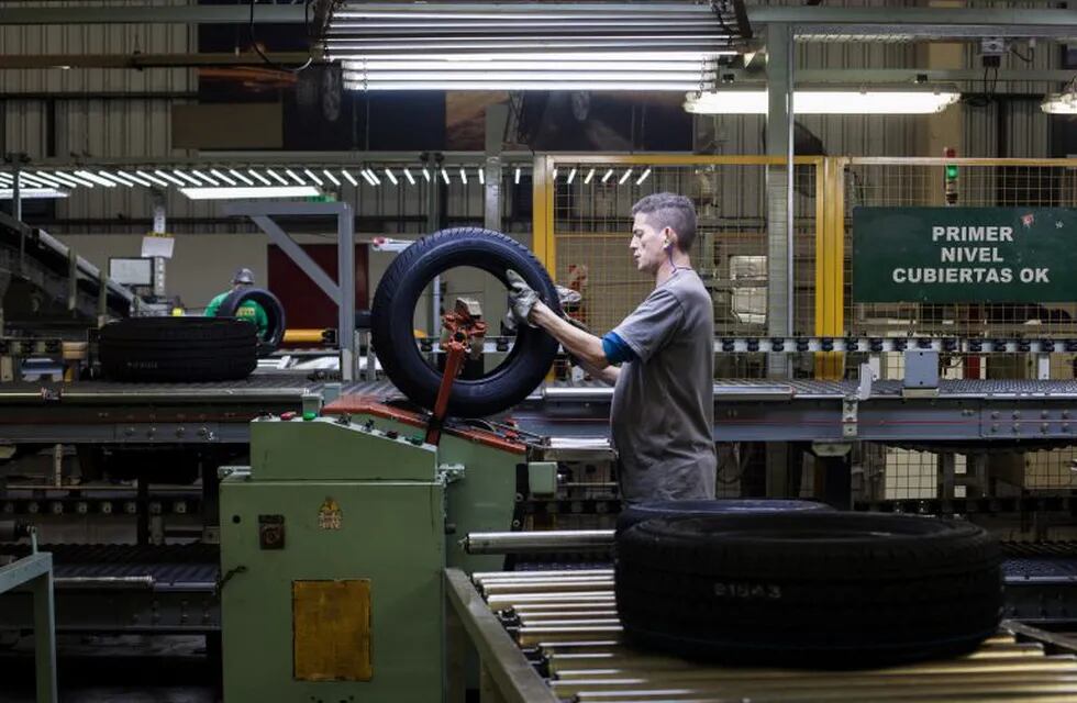An employee uses a machine during the assembly of automobile tires at the Pirelli & Co. SpA production plant in Merlo, Buenos Aires Province, Argentina, on Wednesday, Aug. 9, 2017. The National Institute of Statistics and Censuses is scheduled to release industrial production figures on August 31. Photographer: Erica Canepa/Bloomberg provincia de buenos aires merlo  planta produccion neumaticos pirelli en merlo industria industrias fabricas trabajo trabajadores