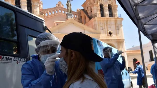 PCR. Desde el comienzo de la pandemia, en Córdoba se realizaron 438.528 hisopados. (Ramiro Pereyra / Archivo)