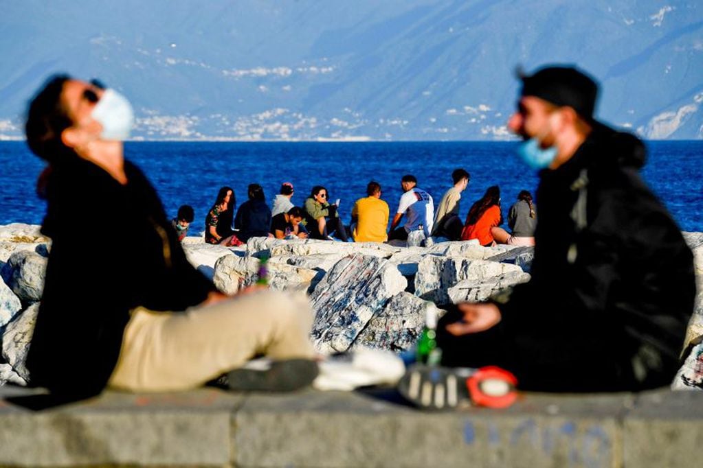 Ciudadanos italianos en la costa de Nápoles (Foto: Ciro Fusco/EFE/EPA)