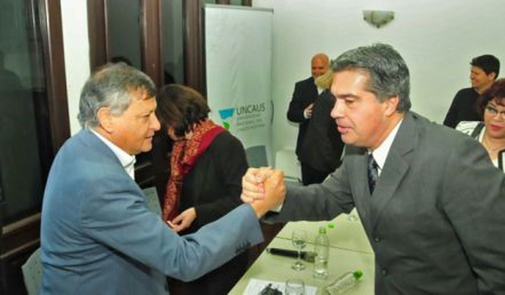 Domingo Peppo y Jorge Capitanich se saludan estrechando sus manos antes de iniciar el encuentro.(Diario Norte).