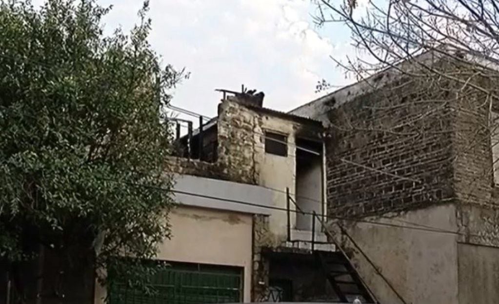 El incendio ocurrió en la planta alta de una vivienda en Vera Mujica al 3000, en la zona sudoeste. (Caputra de TV)