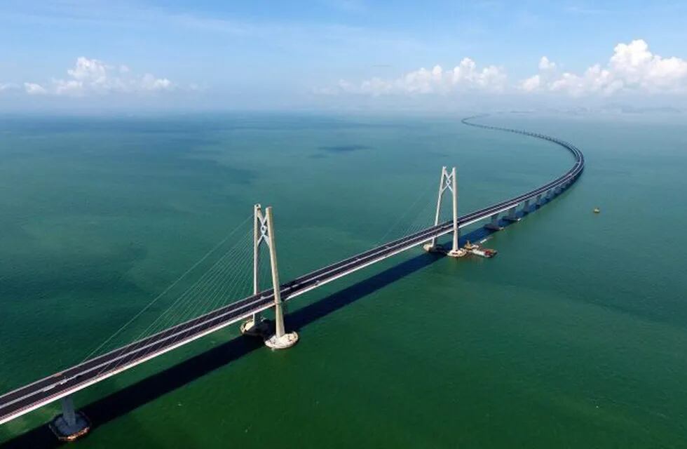 El puente recorre 55 kilómetros sobre el mar.