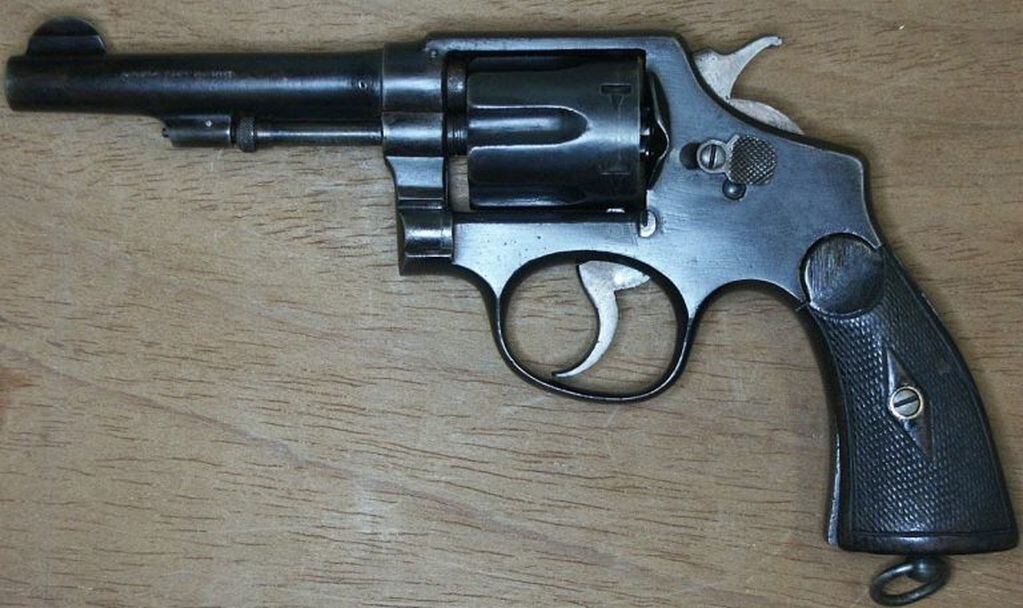 El arma que fue hallada en la propiedad de la víctima. (Prensa Libre SN)