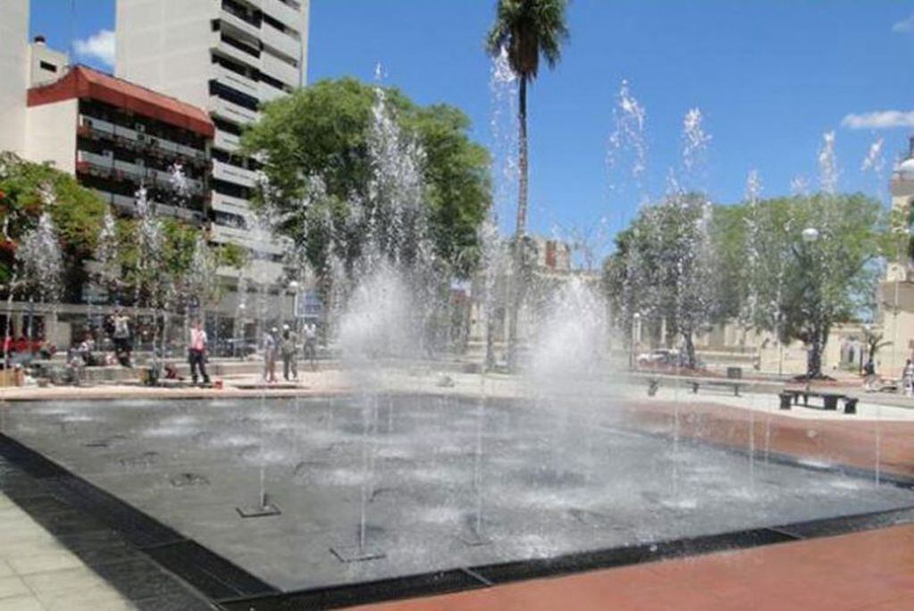 La fuente de aguas danzantes de la plaza Cabral, cuando aún funcionaba...