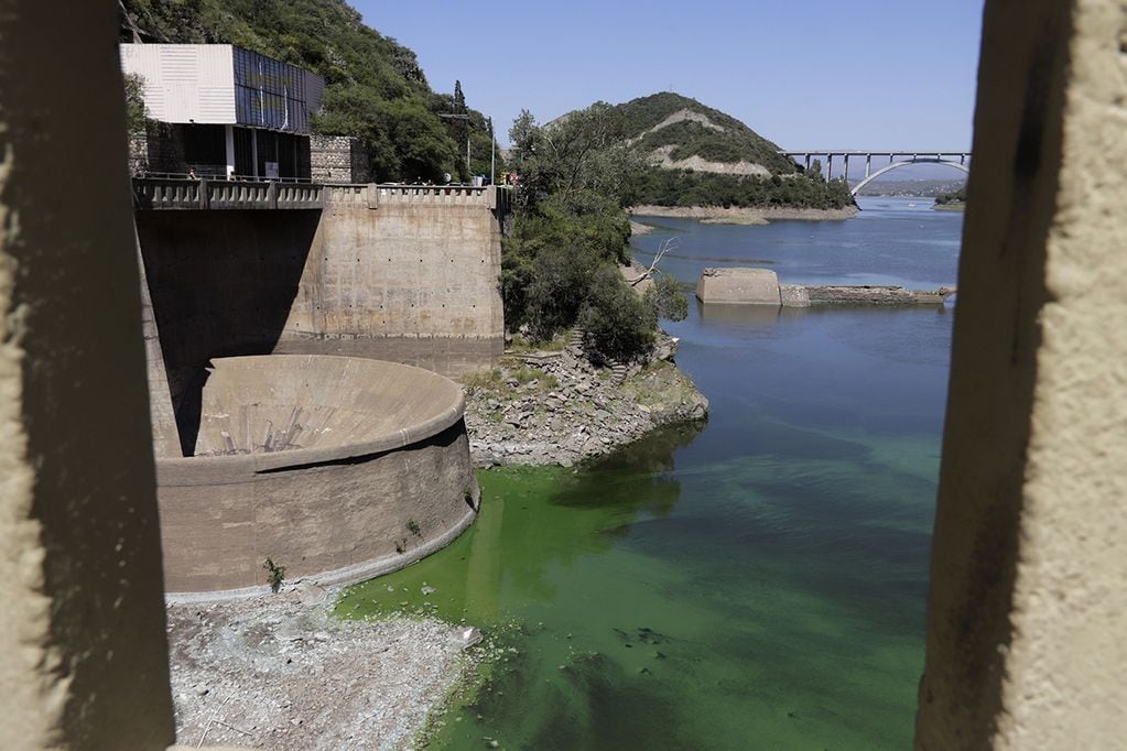 Crisis hídrica. La sequía extrema golpea nuevamente al Lago San Roque. (La Voz)