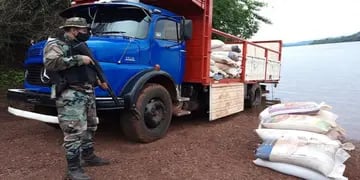Prefectura Naval Argentina secuestró ocho toneladas de granos de soja