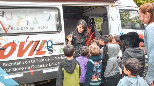 El “Bibliomóvil” visitó la Colonia Municipal Verano 2024