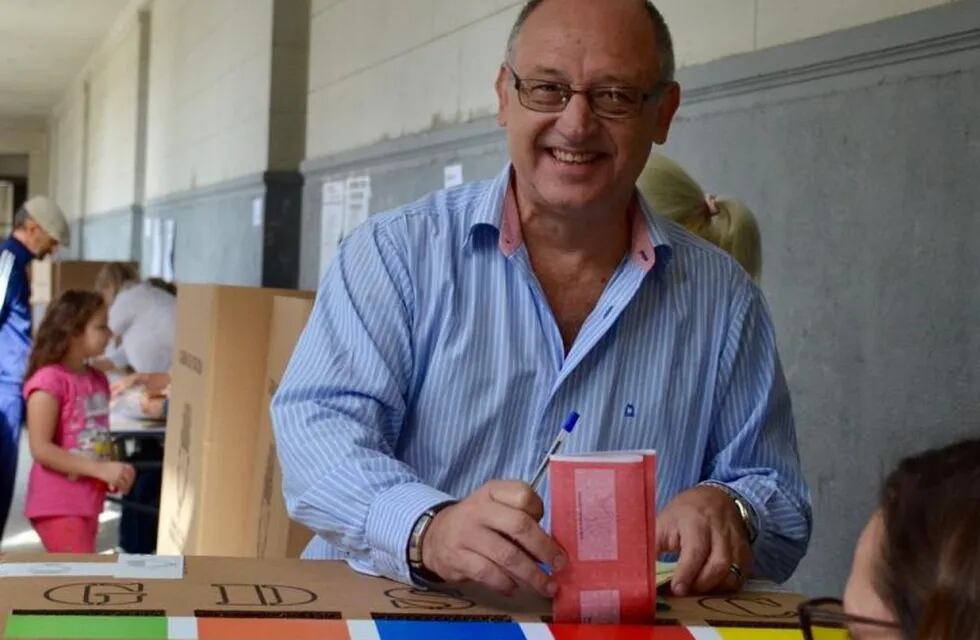Albor Cantard votó durante la mañana en en Colegio Nacional Simón de Iriondo. (@nikycantard)