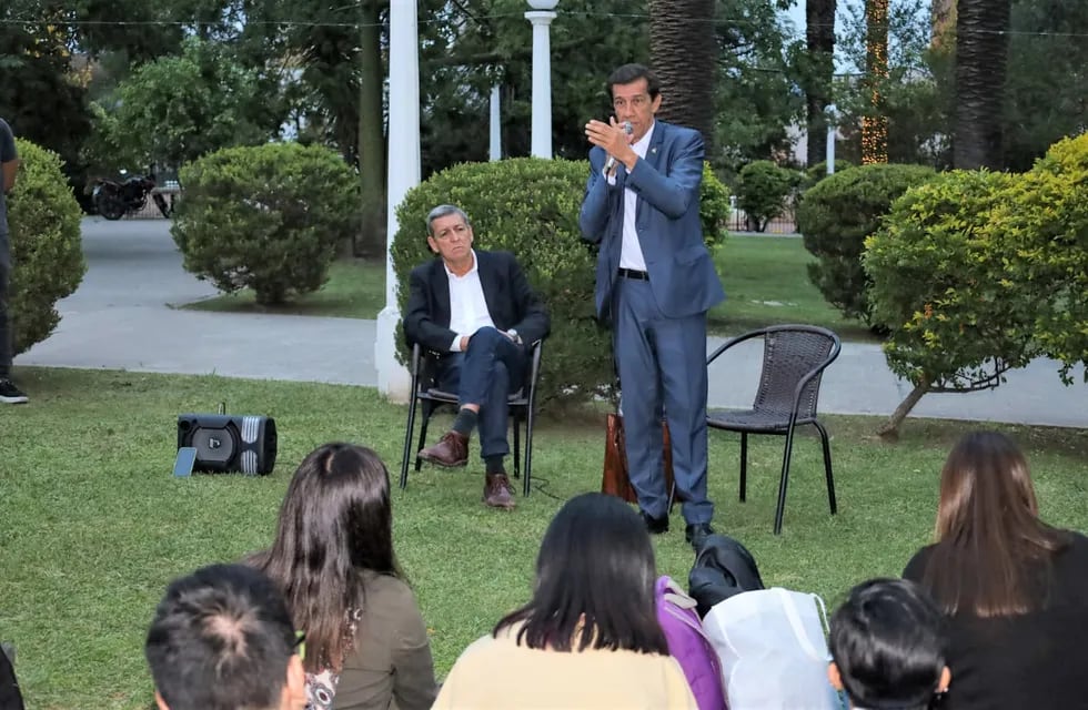 El candidato a gobernador por el frente Cambia Jujuy Carlos Sadir, acompañado por el candidato a convencional constituyente Alejandro Nieva, explicó a los jóvenes las ideas centrales de su plan de gobierno.