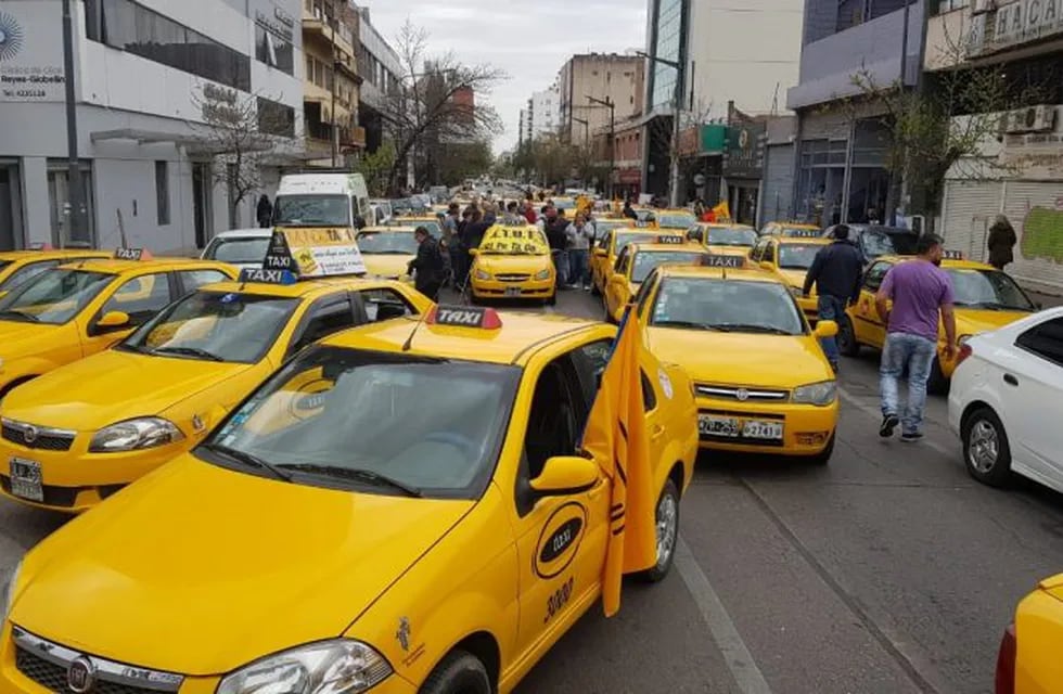 Protesta de taxistas este miércoles en Córdoba.