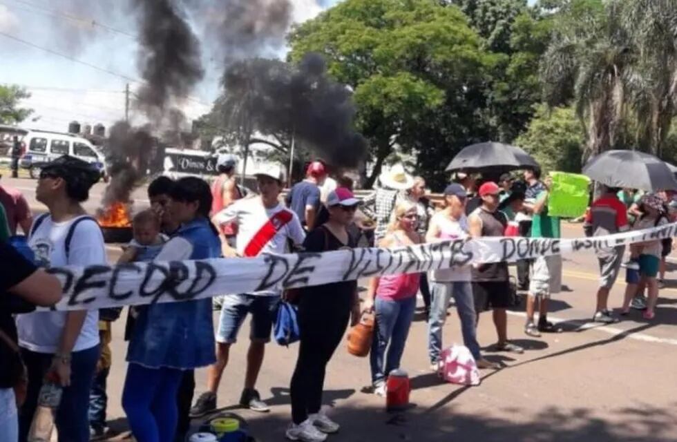 Vecinos protestan por la falta de agua en Puerto Iguazú. (Foto: El Territorio)