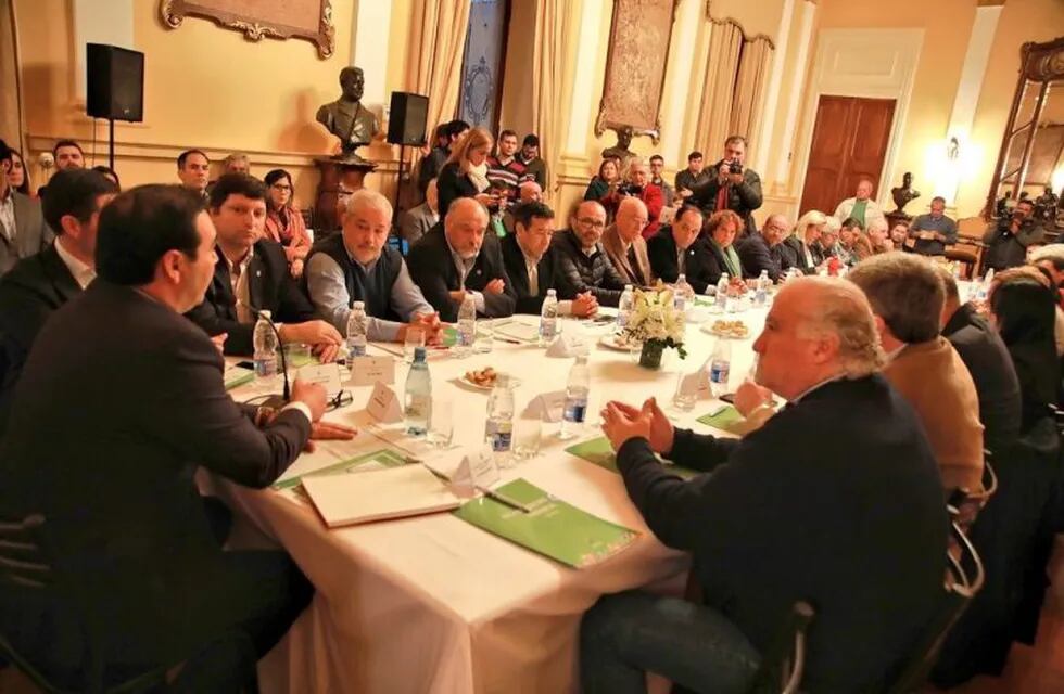 Reunión entre Valdés y los representantes del Ministerio de Turismo previo a la visita presidencial.