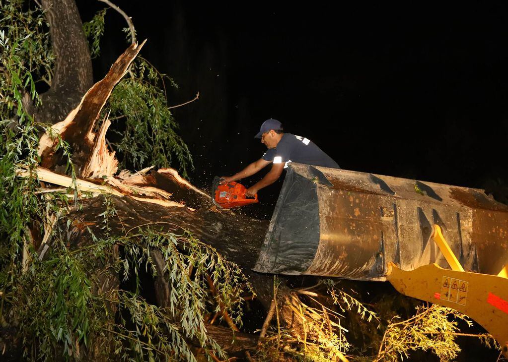 Matías Stevanato recorrió las zonas afectadas por la tormenta en Maipú.