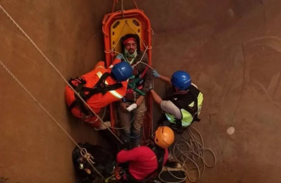 Un trabajador cayó a un pozo y fue rescatado por Bomberos Voluntarios de Iguazú