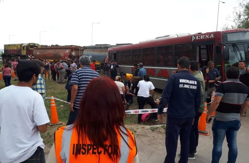 El accidente entre el tren y el colectivo ocurrió en cercanías de Guiñazú.