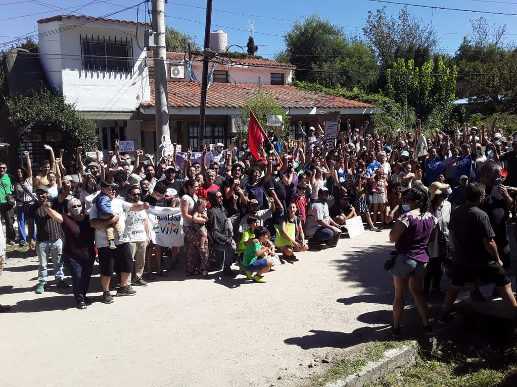 Un grupo de vecinos marcharon hasta las puertas de la comuna para pedir la renuncia de la jefa comunal