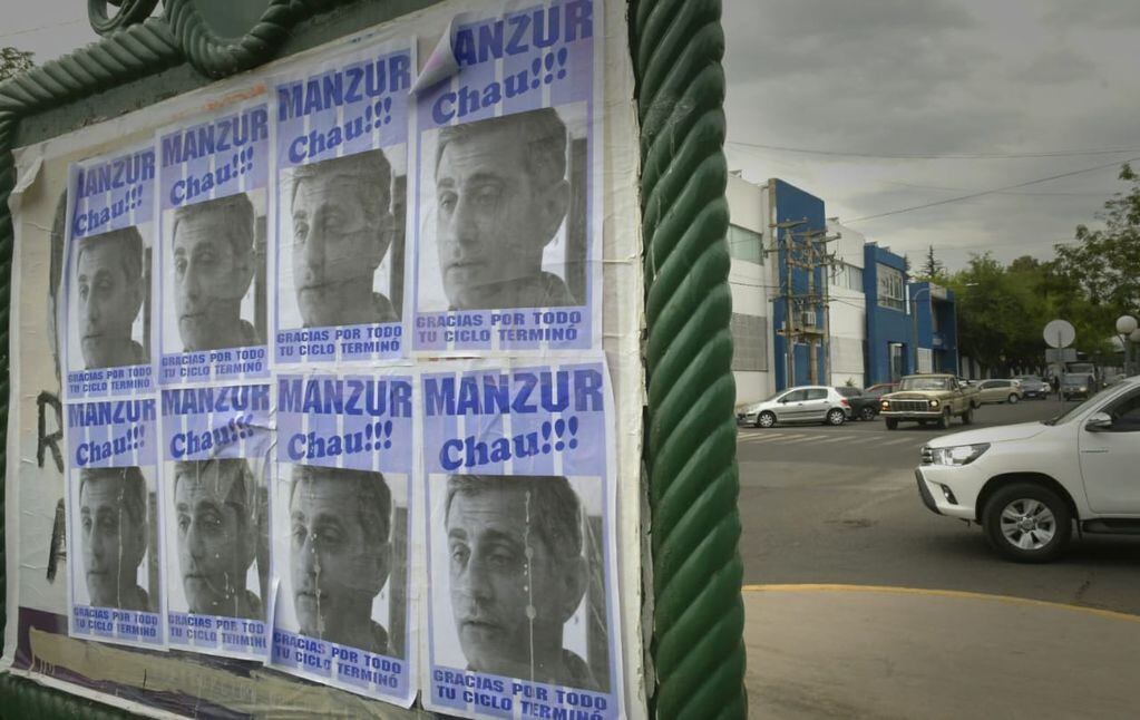 Afiches contra Mansur en carteleras./ Orlando Pelichotti- Los Andes