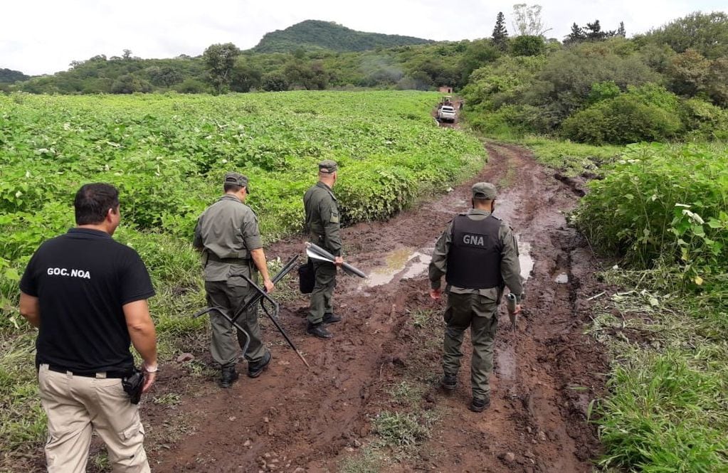 Los gendarmes concretaron los allanamientos tras recorrer bajo intensas lluvias varios kilómetros por caminos sinuosos, rocosos, desnivelados y de gran vegetación, y afrontar la creciente de un río.