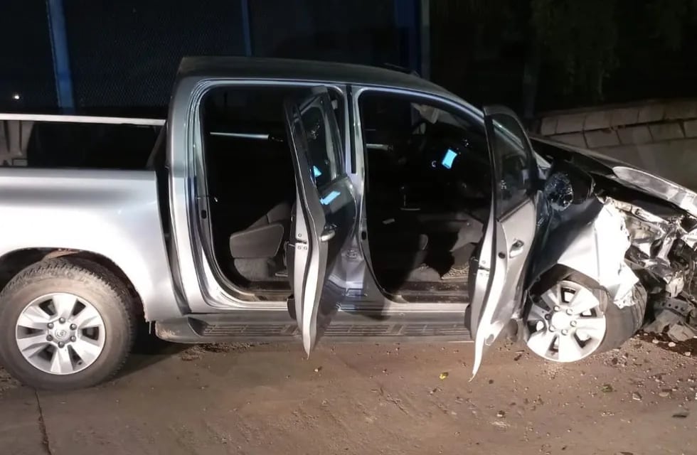 La camioneta colisionó contra un poste de luz en Córdoba.