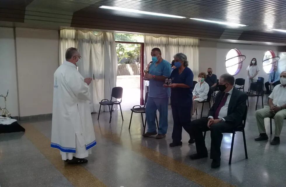 El arzobispo de Mendoza, Monseñor Colombo rezó ayer la misa de Navidad, previa a la nochebuena, en el Hospital Humberto Notti. Gentileza