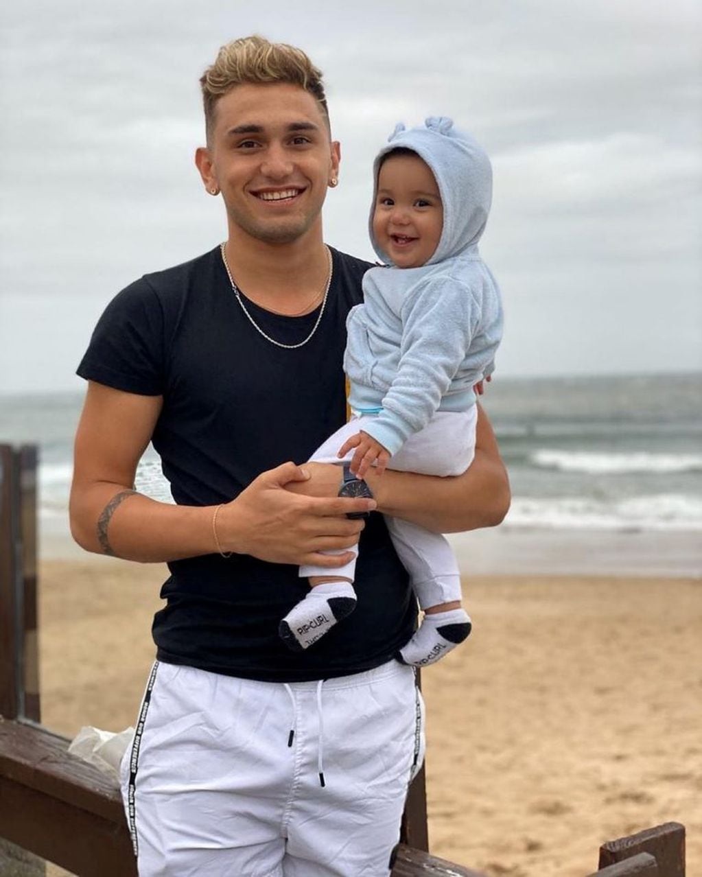 Facundo Ambrosioni junto a su bebé en las playas de Uruguay  (Foto: Instagram/ @facuambrosioniok)