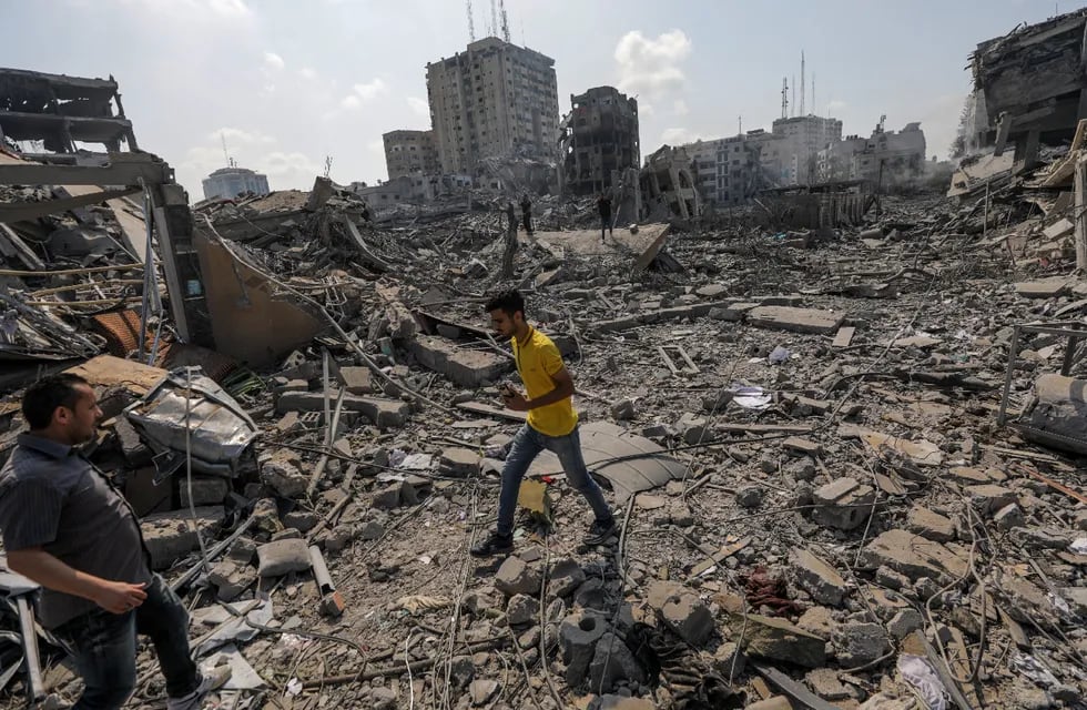 -FOTODELDÍA- GAZA, 10/10/2023.- Palestinos caminan entre los escombros tras un ataque a la zona de Al-Ramal, tras un ataque israelí, este martes en la Ciudad de Gaza. Más de 700 personas han muerto y alrededor de 4.000 han resultado heridas después de que Israel comenzara a bombardear Gaza como respuesta al ataque en suelo israelí del grupo islamista Hamas, según datos ofericos por las autoridades palestinas. En total más de 3000 personas han muerto en esta escalada de violencia desde el 7 de octubre, según fuentes palestinas e israelíes. EFE/MOHAMMED SABER
