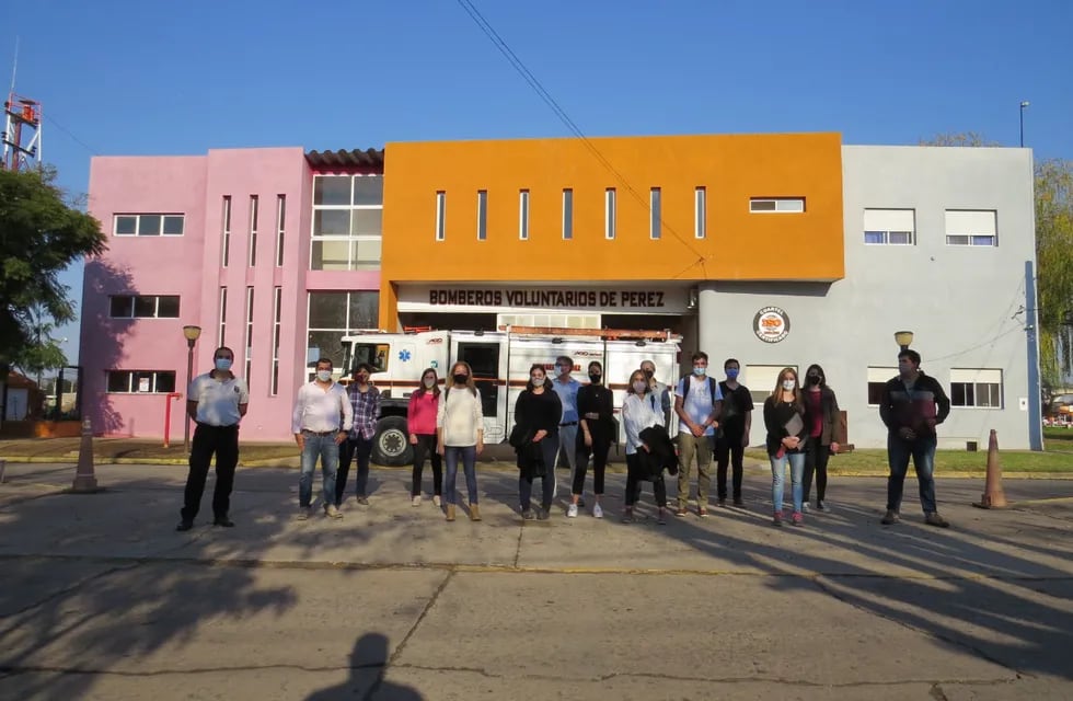 Estudiantes de Arquitectura de la UNR trabajando en el proyecto "Un cuartel de Bomberos para los próximos 50 años”, en la localidad de Pérez (Bomberos Voluntarios de Pérez)