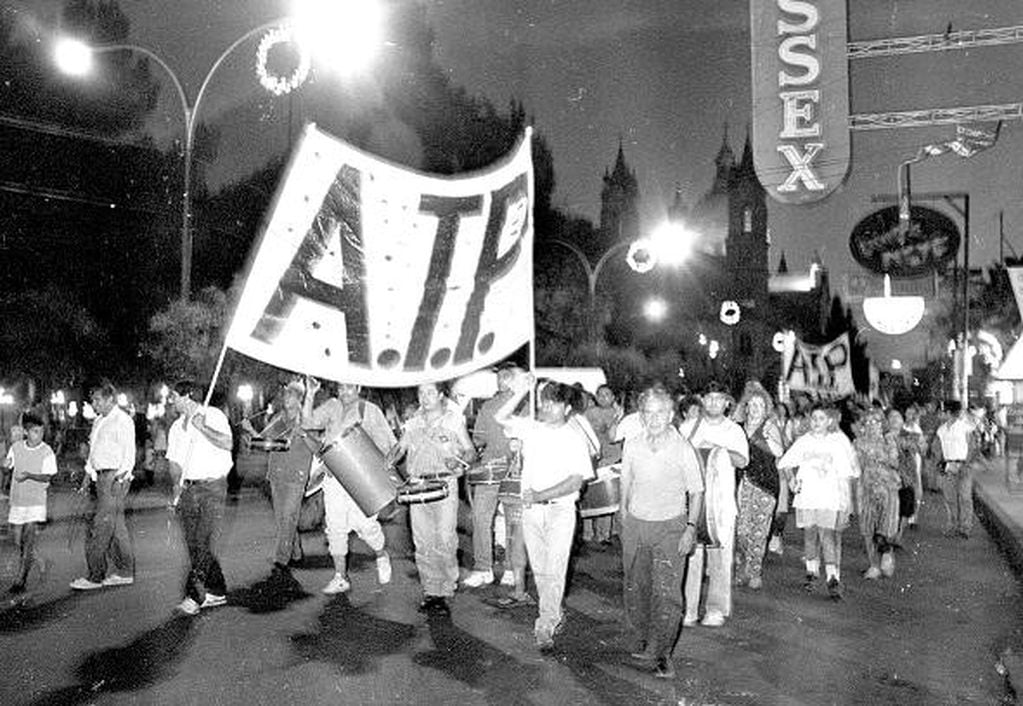 Los gremios ATP y AMP encabezando una de las movilizaciones durante la noche del 10 de diciembre de 1993