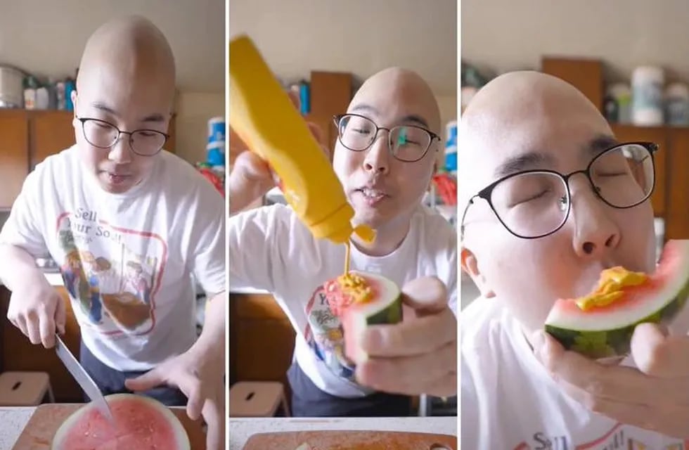 El reto viral de comer sandía con mostaza. (Captura TikTok)