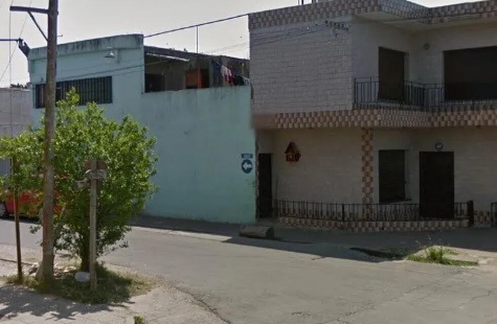 Larrechea 1700: un motociclista baleó el frente de una casa y un auto. (Street View)