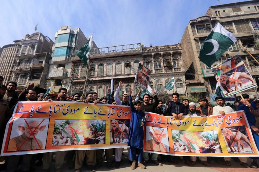 Pakistaníes gritan consignas durante una protesta contra la India,en Peshawar, Pakistán