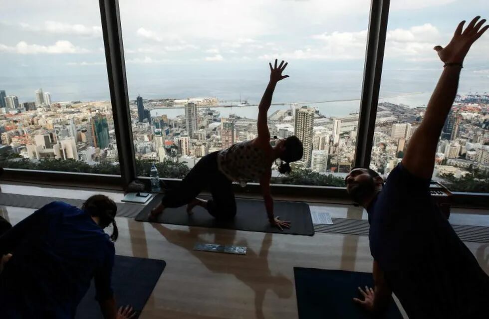 Yoga enthusiasts attend a class held at the 42nd floor of a skyscraper overlooking the Lebanese capital Beirut in the Ashrafieh district in its centre on November 24, 2018, during an event organised to raise awareness on pollution in one the most polluted cities in the world. (Photo by ANWAR AMRO / AFP)