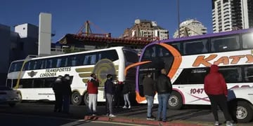 Continúa la protesta de los colectivos de turismo en las terminales de Córdoba. (Ramiro Pereyra / La Voz)