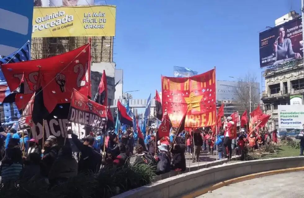 Organizaciones piqueteras de izquierda realizan protestas por viviendas y "generación de trabajo"