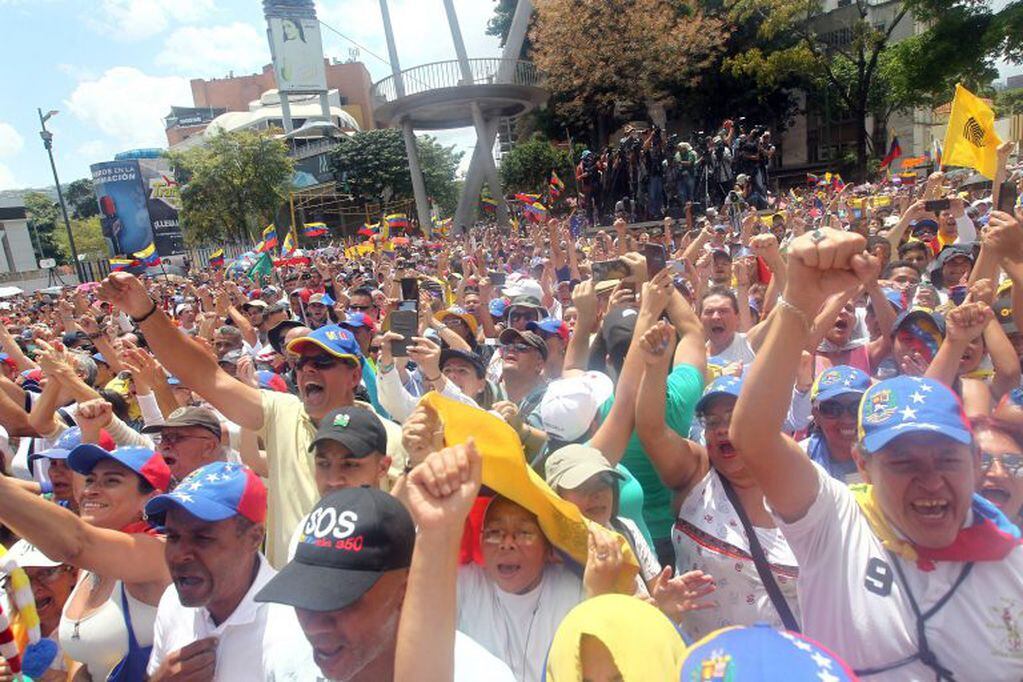 Seguidores del jefe del Parlamento venezolano, Juan Guaidó, escuchan su discurso este lunes, después de que regresara de una gira por Suramérica, en el barrio Las Mercedes, en Caracas. (Foto: EFE/ Raúl Martínez)