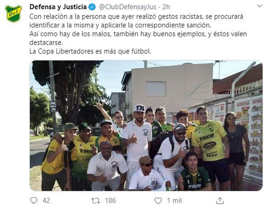 Defensa y Justicia sancionará al hincha que realizó gestos racistas a los futbolistas de Santos. (Twitter/@ClubDefensayJus)