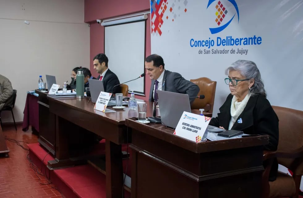 El presidente del Concejo Deliberante de San Salvador de Jujuy, Lisandro Aguiar, condujo la reciente sesión ordinaria del legislativo municipal.