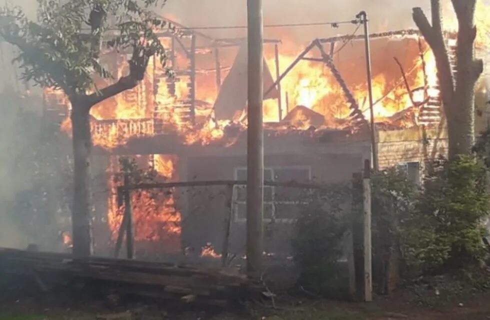 Se incendió completamente una vivienda en Colonia Victoria
