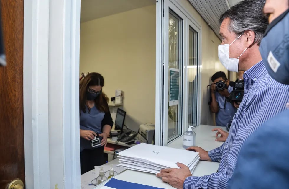 El ministro de Gobierno Víctor Ibáñez entrega en Mesa de Entrada de la Legislatura la información actualizada de los vacunados en la provincia de Mendoza. Gentileza Gobierno de Mendoza