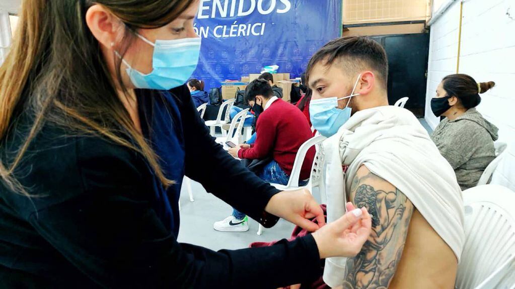 En Santa Fe empezaron a vacunar contra el coronavirus a jóvenes de 18 a 25 años.