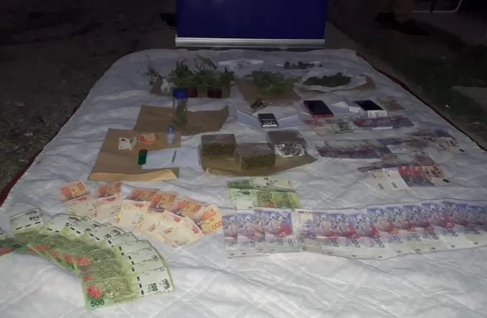 En total, los uniformados secuestraron tres paquetes de marihuana, plantas de cannabis, celulares y dinero en efectivo. /Gentileza Relaciones Policiales.