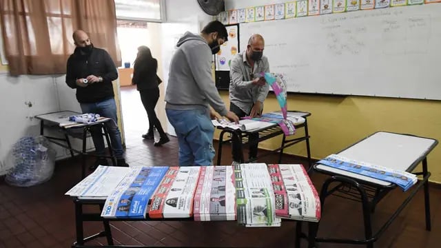 Elecciones Legislativas PASO 2021. En la escuela Leandro Alem de Guaymallén, comienzan a preparar las boletas en el cuarto oscuro para empezar con las elecciones.