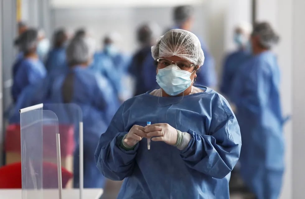 Una trabajadora de la salud sostiene una muestra de una prueba de coronavirus. (Foto: REUTERS / Agustin Marcarian)