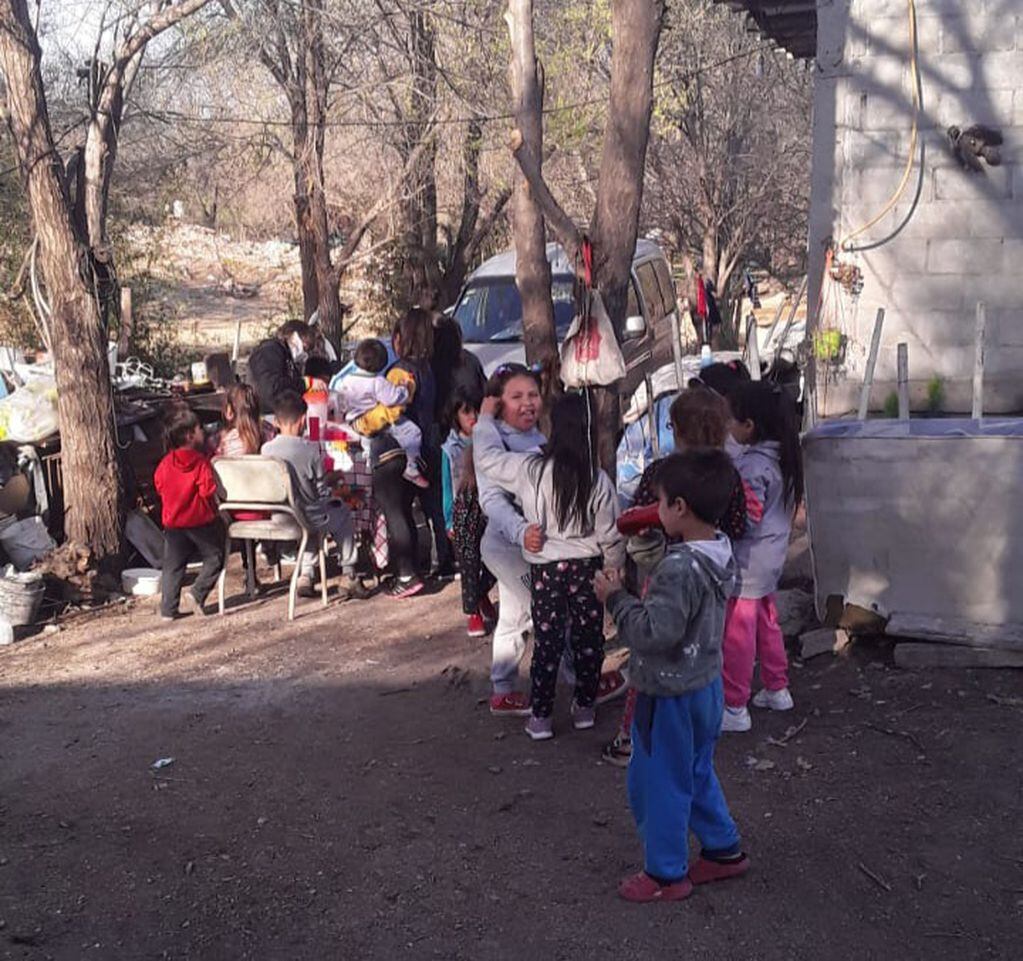 Niños y niñas merendando en el patio de la casa de Oscar y Margarita, en Colinas.