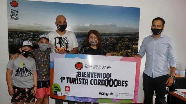 Carlos Paz recibió con premios y regalos al primer turista cordobés que arribó a la ciudad este viernes