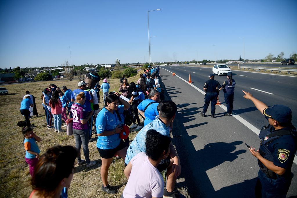 Vuelta olímpica de Belgrano. Hinchas del club esperando la caravana en el puente Sabattini. (Pedro Castillo / La Voz)