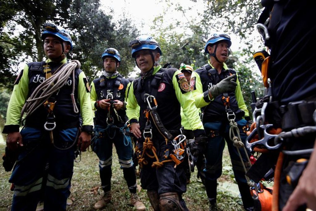 Los rescatistas buscan la mejor forma de liberar a las 13 personas que están atrapadas en la cueva desde el 23 de junio (EFE)